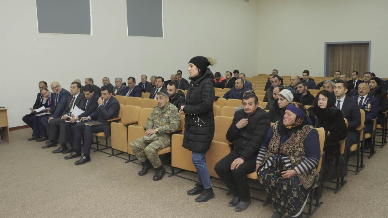 Niyazi Bayramov sakinləri qəbul edib