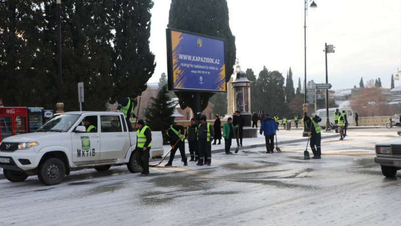 Gəncədə küçələrin qardan təmizlənməsi işləri aparılıb