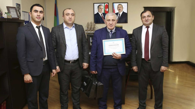 Məktəb direktoru təqaüdə yola salınıb