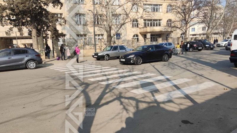 Təhsil ocağının qarşısında “zebra” çəkilib