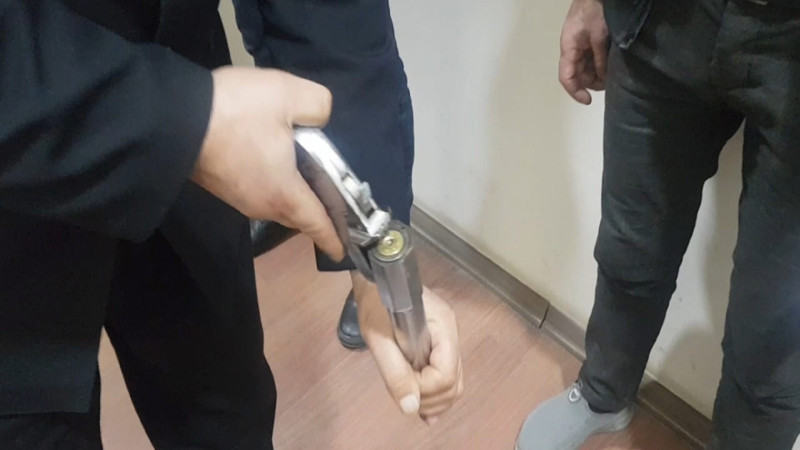 İki nəfər sakindən odlu silahlar götürülüb