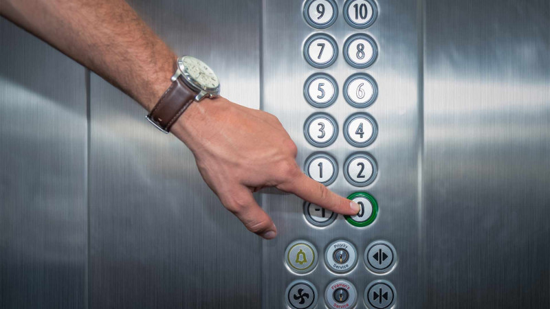 Sakin liftdə köməksiz qalıb