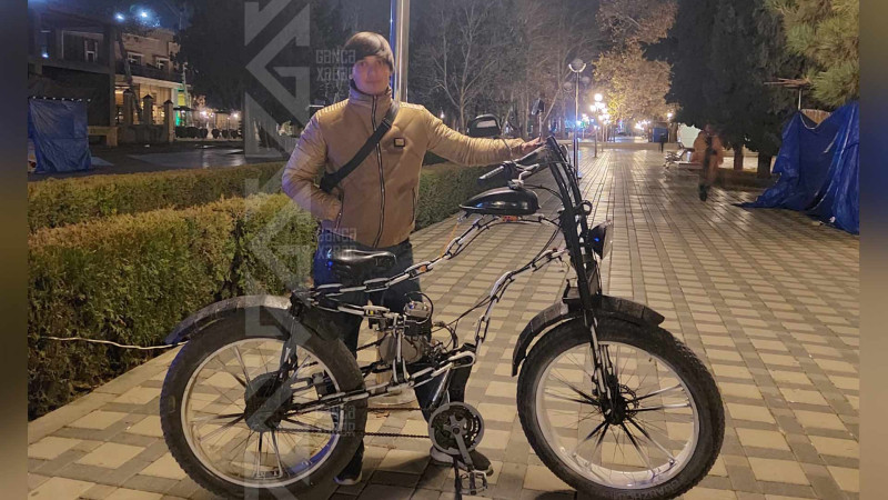 20 yaşlı gənc zəncirdən moped yığıb