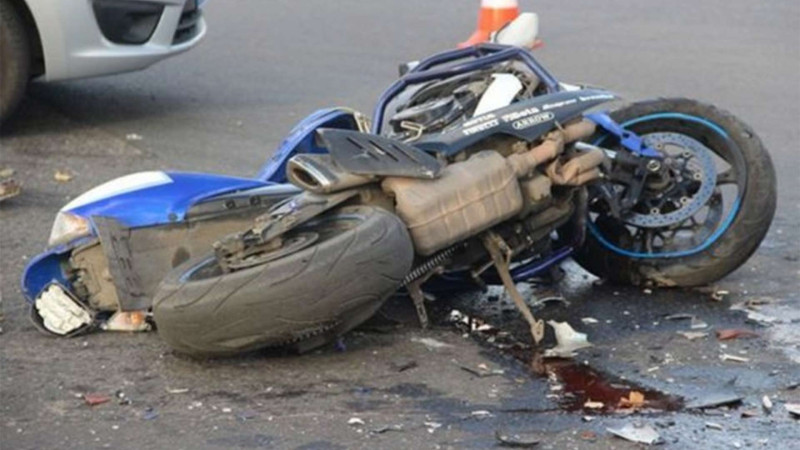 Minik avtomobili motosikletlə toqquşub