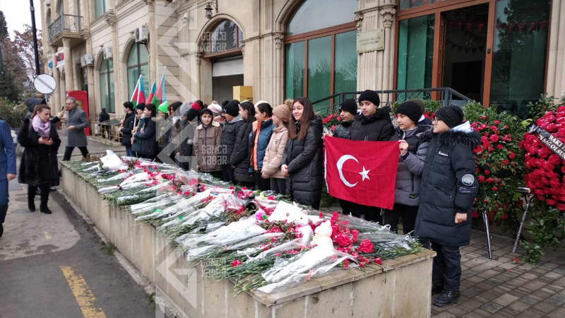 Türkiyə Konsulluğunun qarşısına gələnlərin 4 gündür ardı kəsilmir