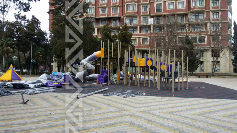 Qəmbər Hüseynli parkında uşaq meydançası salınır