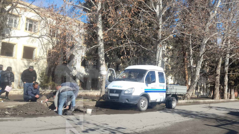 Küçələrin birində su borusu partlayıb
