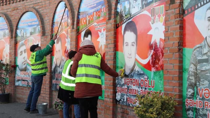 Şəhər ərazisində şəhid plakatları yuyularaq təmizlənib
