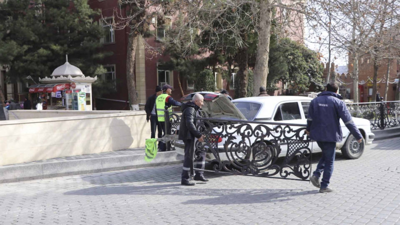 Qəza zamanı əzilmiş səki çəpəri bərpa üçün sökülüb