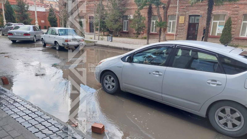 Hərbi Məhkəmənin qarşısında “göl” yaranıb