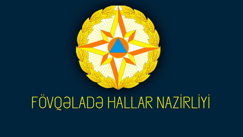 Şəhər sakini bağlı qapı arxasında qalıb