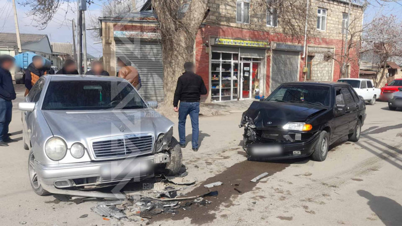 Sürücü əsas yolla hərəkət edən maşını gözləməyərək qəza törədib