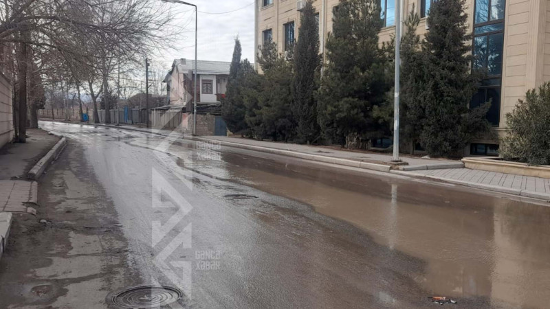 Muxtar Hacıyev küçəsində yenə boru partlayıb