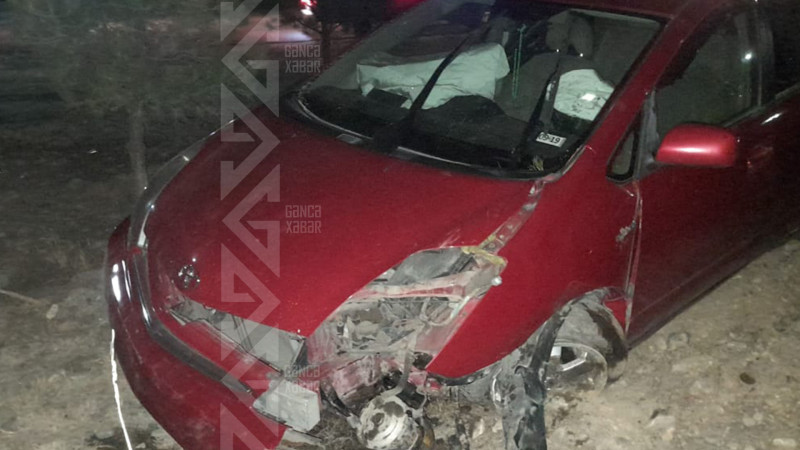 Dönmə əməliyyatını etmək istəyən “Prius” səkiyə çıxıb