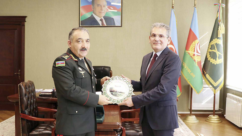 Müdafiə nazirinin müavini Türkiyənin baş konsulunu yeni təyinatı ilə təbrik edib