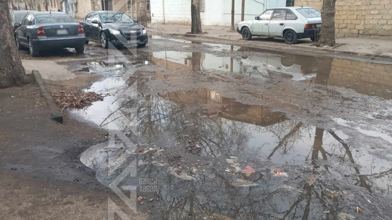 Üzeyir Hacıbəyov küçəsində axan kanalizasiya suyu ətrafa pis qoxu yayır