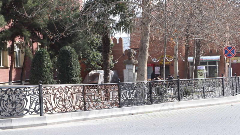 Qəzada əzilmiş səki çəpəri bərpa olunub