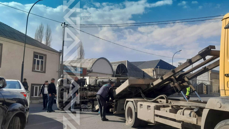 Gəncədə yük maşını aşıb
