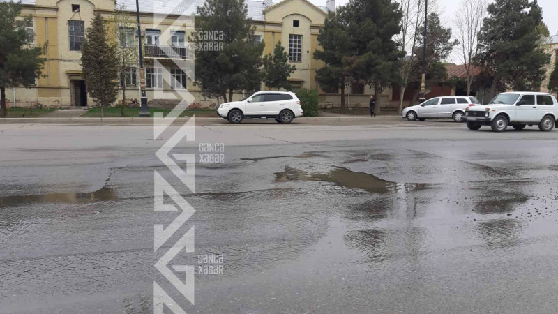 Şəhərin mərkəzində su borusu partlayıb
