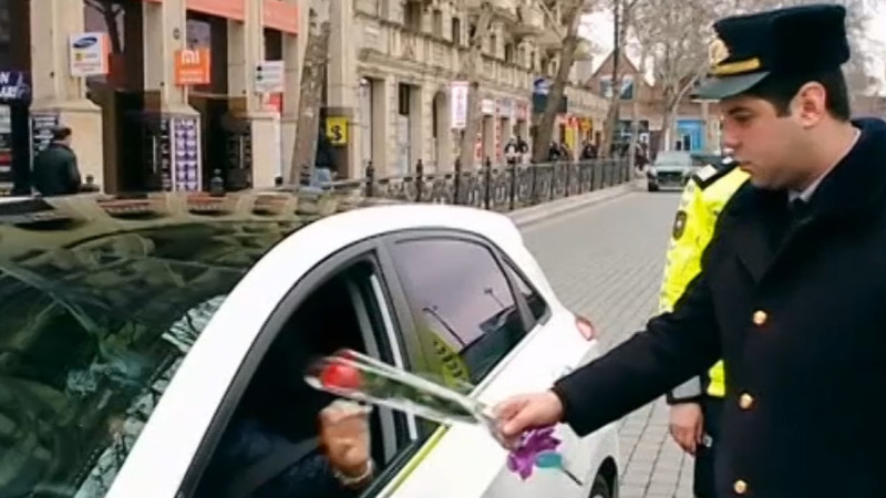 Polis əməkdaşları xanım sürücüləri təbrik ediblər