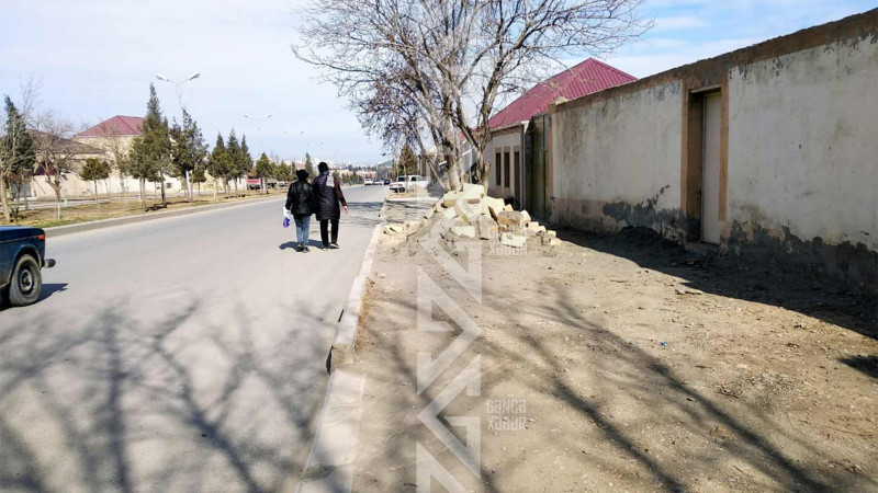 Küçələrdən birində sakinlər üçün təhlükə yaranıb