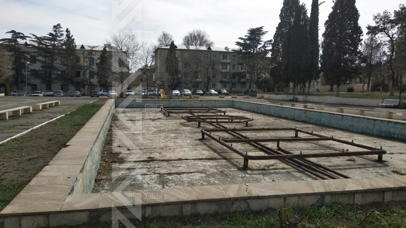 Nizami kinoteatrının qarşısındakı park baxımsız haldadır