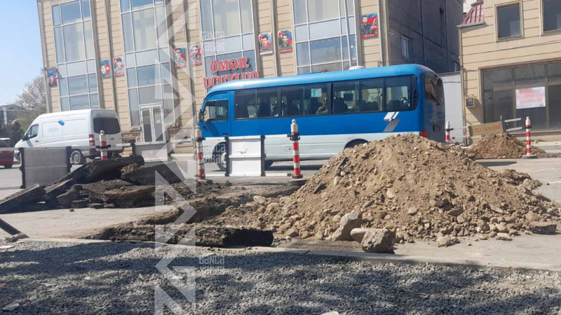 Bu küçədə yolun bir hissəsi qazılıb