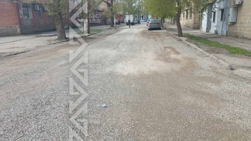 Küçələrin birində asfalt salınması üçün hazırlıq görülür