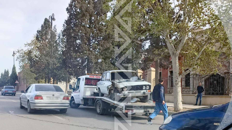 “Ulduzlu gecə” şadlıq sarayının qarşısında iki maşın toqquşub