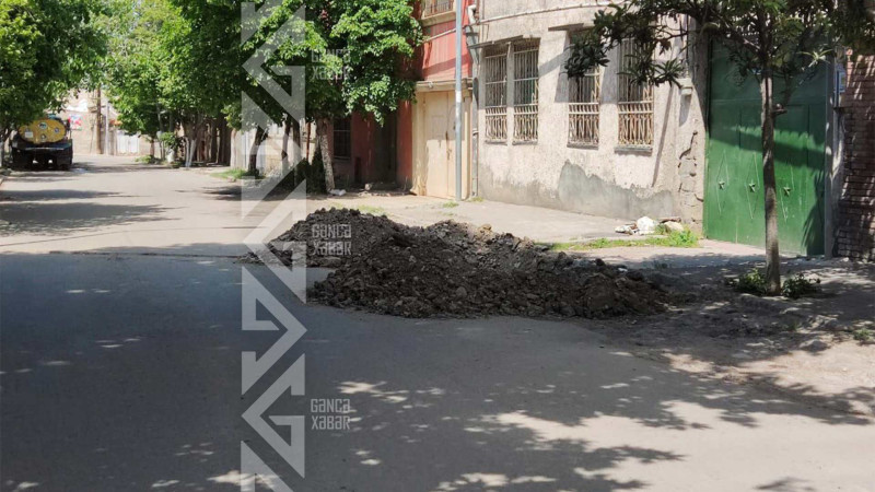Küçələrin birində qazılmış yer uzun müddətdir belə qalıb
