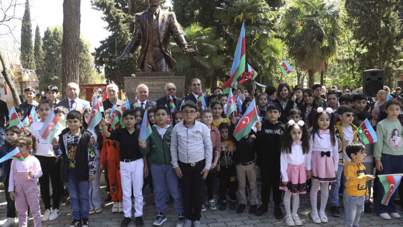 Qəmbər Hüseynlinin məzarı olan yerdə park salınıb