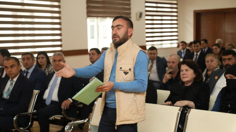 İcra başçısı sakinləri qəbul edib