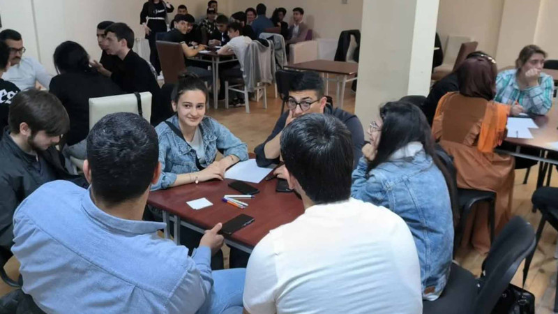 Gənclər biliklərini sınayıblar