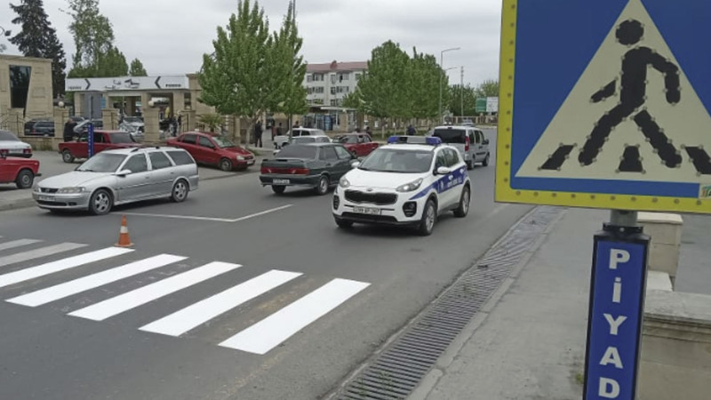Şəhərdə yol nişanları yenilənir