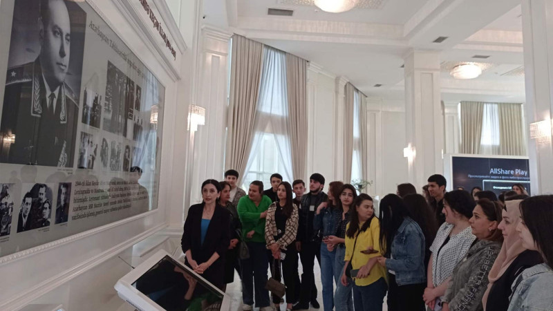 Gənclər Heydər Əliyev mərkəzini ziyarət ediblər