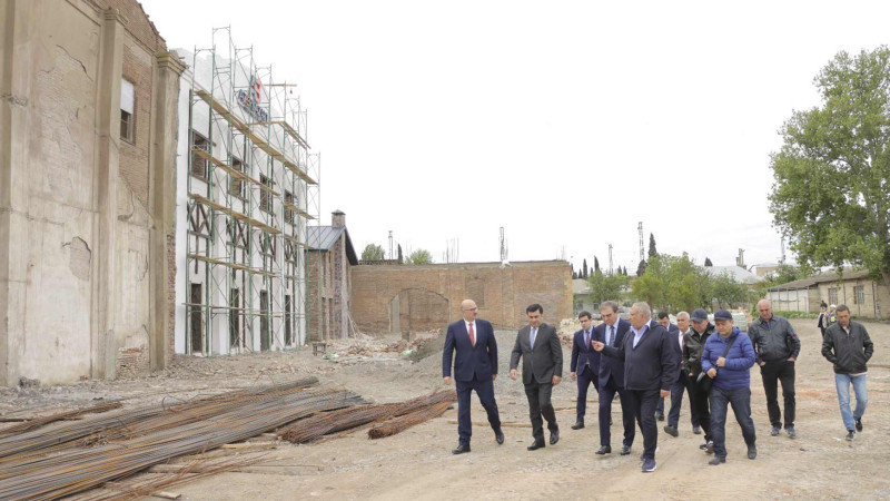 Niyazi Bayramov orqanik gübrə istehsalı zavodunun tikinti ərazisində olub