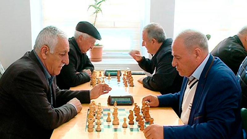 Gəncədə pensiyaçılar şahmat turnirində çıxış edirlər