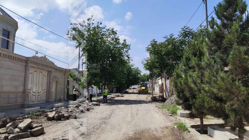 Bu küçədə yol kənarlarına bordürlər düzülür