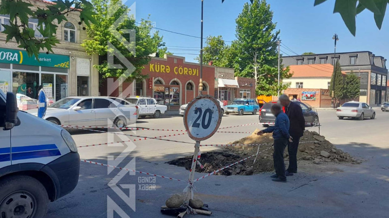 Şəhərin mərkəzində partlayan su borusu təmir olunur
