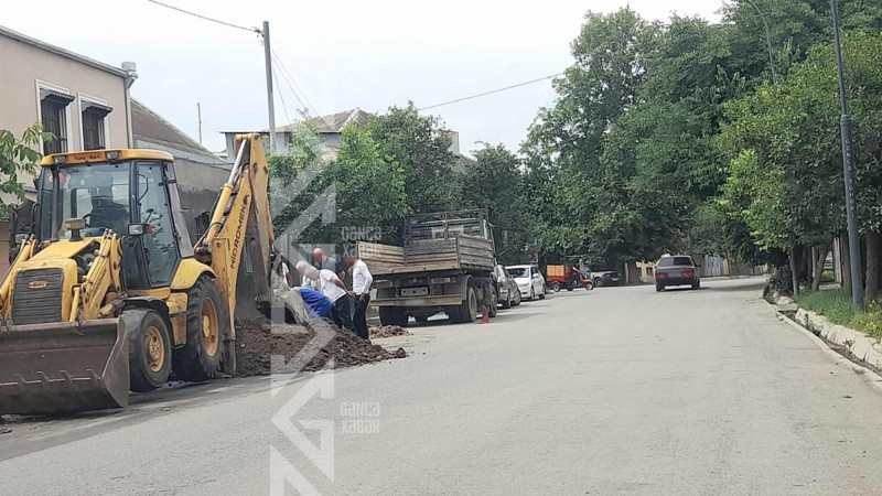 Küçələrdən birində kanalizasiya borusu partlayıb