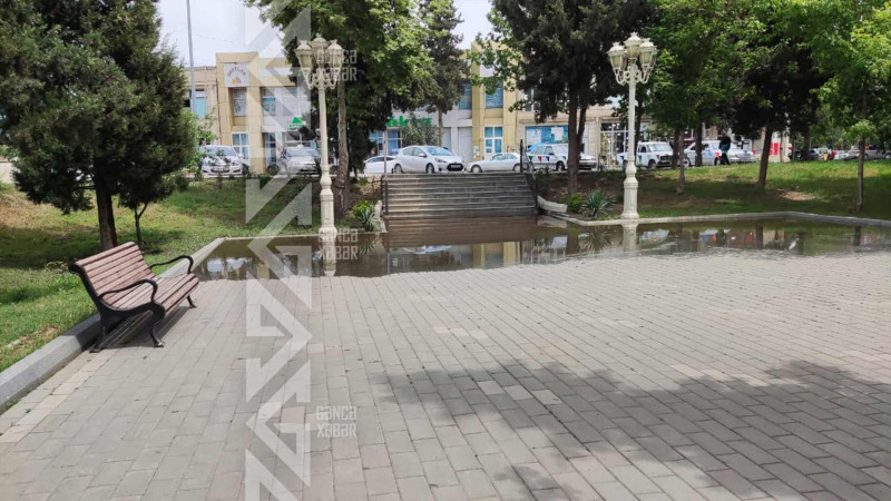 İstiqlal parkında kanalizasiya quyusu daşıb