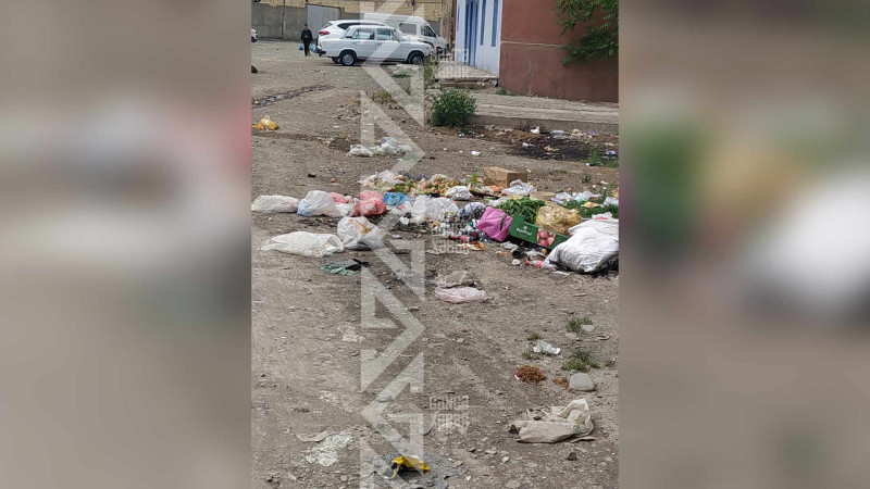“Sərçə bazarı”na gedən yola məişət tullantıları atılır