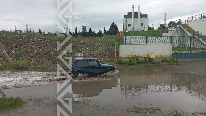 Sevinc qəsəbəsi yağış suları altında qalıb