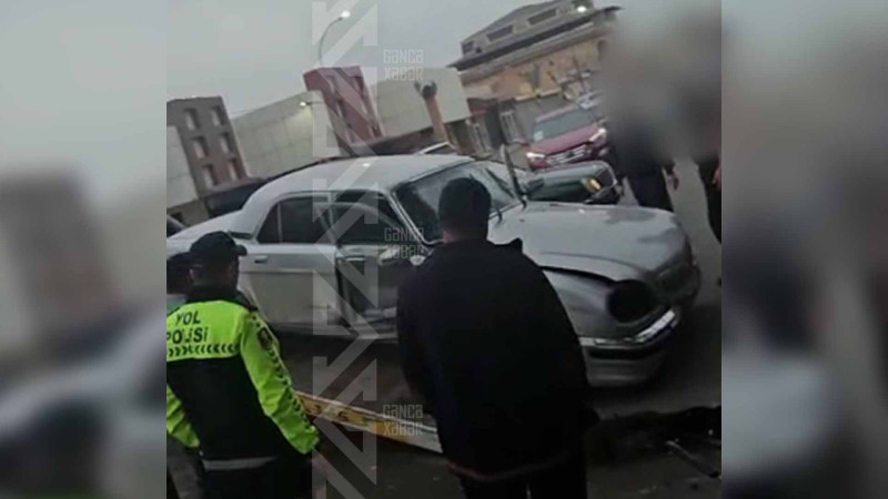 Gəncədə avtomobil ağaca çarpılıb