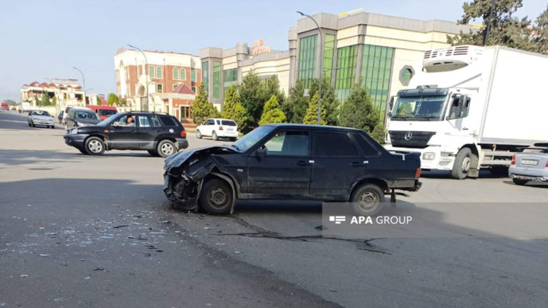 Şəhərin mərkəzində qəza baş verib: bir nəfər xəsarət alıb