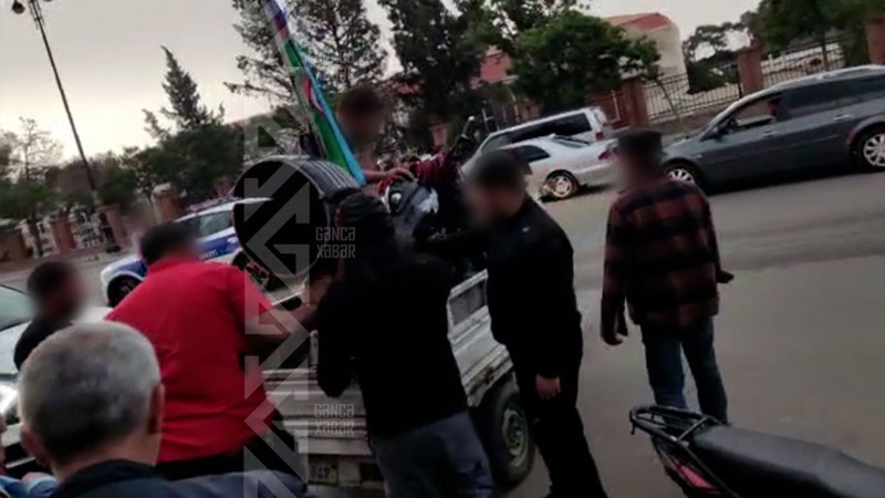 “Mercedes” motosikletlə toqquşub