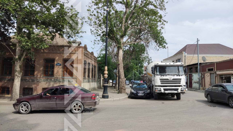 “Shacman” markalı betonqarışdıran minik maşınını əzib