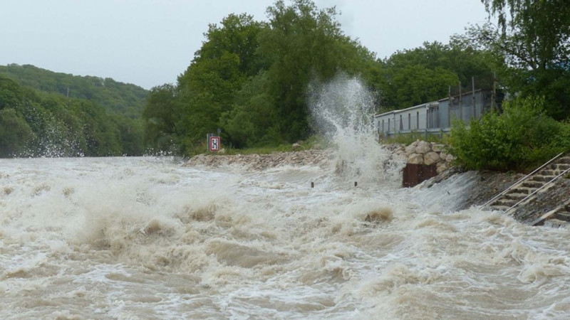 Süni göl daşıb, fərdi yaşayış evlərinə su dolub