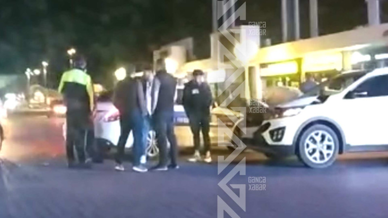 Şəhərin mərkəzində iki maşın toqquşub