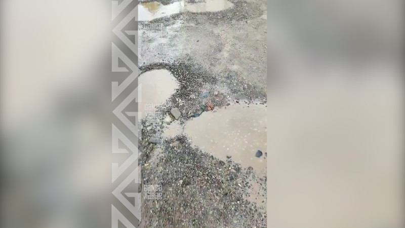 Küçələrdən birində su borusu partlayıb